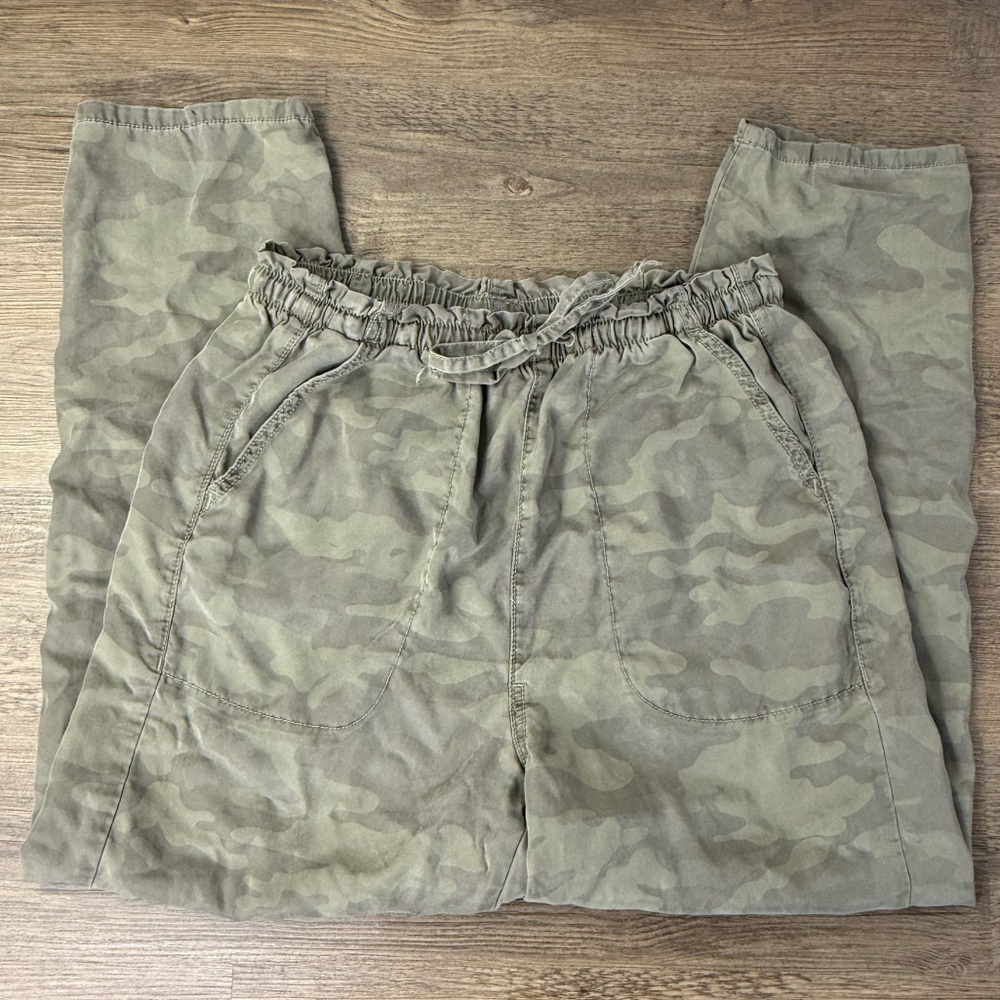 American Eagle Outfitters Women’s Gray Cropped Jogger Pants, size Medium